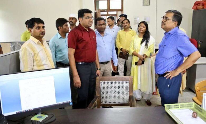उपायुक्त ने समाहरणालय के विभिन्न कार्यालयों का किया निरीक्षण
