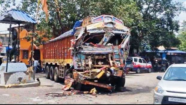 जमशेदपुर: पोटका के हाता चौक में दो ट्रकों की जबरदस्त टक्कर, एक चालक गंभीर रूप से घायल