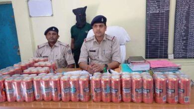 जामताड़ा पुलिस ने टोटो चालक शमीम अंसारी को अवैध शराब तस्करी के आरोप में गिरफ्तार किया। 72 बीयर कैन जब्त, पुलिस जांच में जुटी।