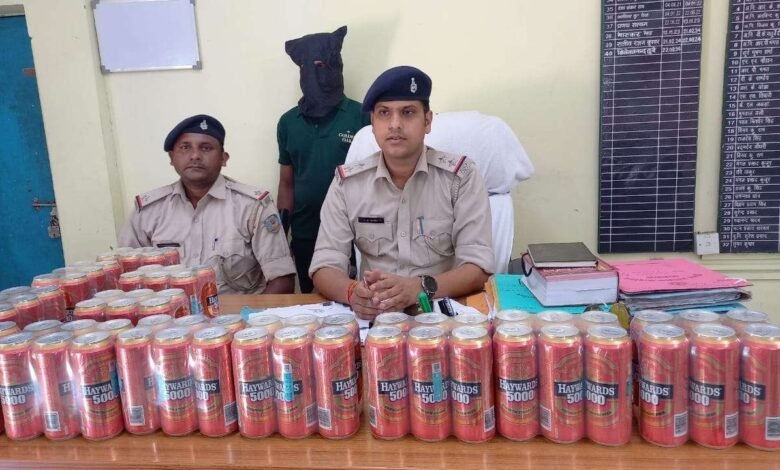 जामताड़ा पुलिस ने टोटो चालक शमीम अंसारी को अवैध शराब तस्करी के आरोप में गिरफ्तार किया। 72 बीयर कैन जब्त, पुलिस जांच में जुटी।
