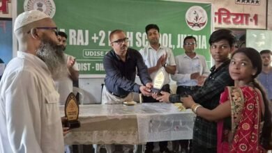 झरिया राज +2 उच्च विद्यालय में आयोजित प्रतिभा सम्मान 2025 समारोह में विभिन्न संकायों के मेधावी छात्रों को मोमेंटो देकर सम्मानित किया गया।