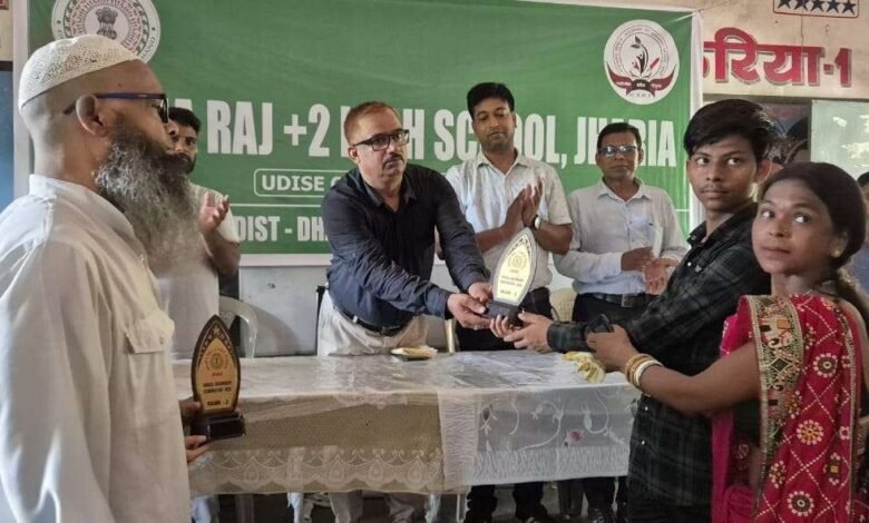 झरिया राज +2 उच्च विद्यालय में आयोजित प्रतिभा सम्मान 2025 समारोह में विभिन्न संकायों के मेधावी छात्रों को मोमेंटो देकर सम्मानित किया गया।