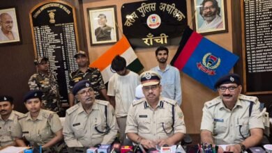 रांची में एक 81 वर्षीय वृद्ध के बैंक खातों से ₹3.26 लाख की साइबर ठगी का मामला सामने आया। साइबर थाना की कार्रवाई में दो आरोपी गिरफ्तार, ₹2.57 लाख और मोबाइल जब्त।