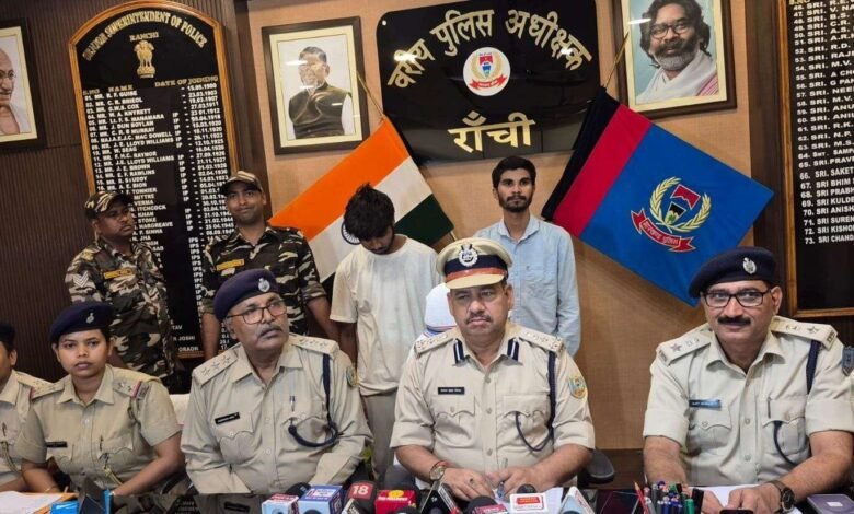 रांची में एक 81 वर्षीय वृद्ध के बैंक खातों से ₹3.26 लाख की साइबर ठगी का मामला सामने आया। साइबर थाना की कार्रवाई में दो आरोपी गिरफ्तार, ₹2.57 लाख और मोबाइल जब्त।