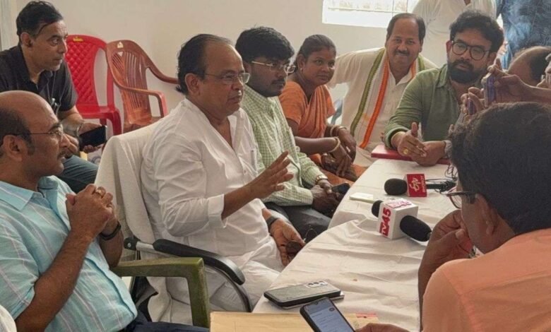 जामताड़ा में बिजली संकट को लेकर मंत्री डॉ. इरफान अंसारी की उपस्थिति में आपात बैठक आयोजित की गई। 52 मेगावाट बिजली आपूर्ति और 15 अतिरिक्त ट्रांसफार्मरों की व्यवस्था की गई।