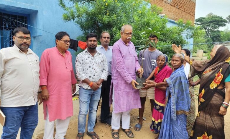 स्वास्थ्य एवं पर्यावरण संरक्षण संस्थान की टीम ने बोकारो के पेटरवार में स्वतंत्रता सेनानियों के घरों से पवित्र मिट्टी एकत्र की और पौधरोपण कर श्रद्धांजलि दी। परिजनों ने सरकारी उपेक्षा पर नाराजगी जताई।