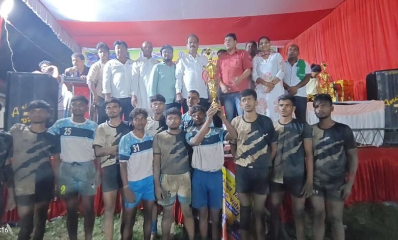 बोकारो में आयोजित झारखंड राज्य अंडर-18 कबड्डी प्रतियोगिता का समापन हुआ। बालक वर्ग में देवघर और बालिका वर्ग में धनबाद की टीमों ने खिताब अपने नाम किया।
