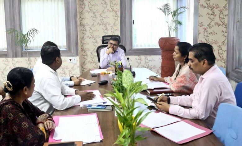 बोकारो समाहरणालय में उपायुक्त अजय नाथ झा की अध्यक्षता में जिला शिक्षा स्थापना समिति (माध्यमिक) की बैठक में शिक्षकों की प्रोन्नति, प्रवरण वेतनमान और पारस्परिक स्थानांतरण से जुड़े मामलों पर अहम निर्णय लिए गए।