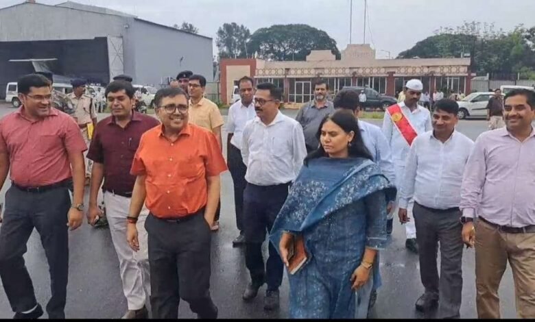 बोकारोवासियों के लिए बड़ी खुशखबरी! जल्द शुरू हो सकती है बोकारो एयरपोर्ट से हवाई सेवा। DC अजय नाथ झा ने की महत्वपूर्ण बैठक, सरकार ने जताई पूरी प्रतिबद्धता।