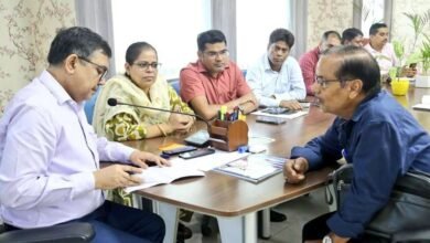 धनबाद उपायुक्त अजय नाथ झा ने मंगलवार को समाहरणालय कार्यालय में जनता दरबार का आयोजन कर 45 से अधिक मामलों की सुनवाई की। जमीन कब्जा, पेंशन, चापाकल मरम्मत जैसे मुद्दों पर दिए त्वरित निर्देश।