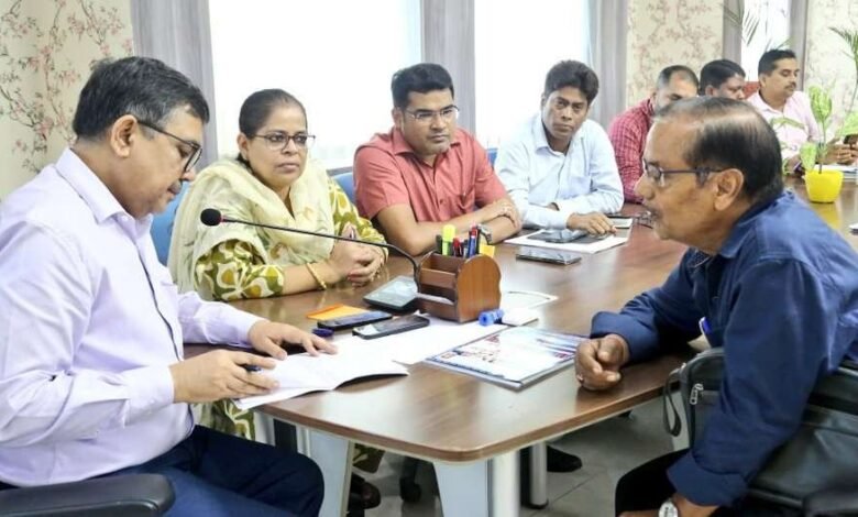 धनबाद उपायुक्त अजय नाथ झा ने मंगलवार को समाहरणालय कार्यालय में जनता दरबार का आयोजन कर 45 से अधिक मामलों की सुनवाई की। जमीन कब्जा, पेंशन, चापाकल मरम्मत जैसे मुद्दों पर दिए त्वरित निर्देश।