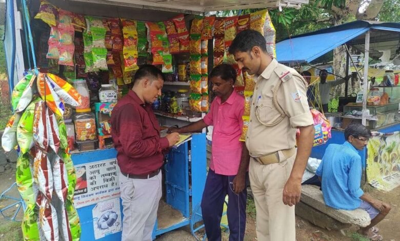 बोकारो में 84 दुकानों की जांच में 19 पर COTPA-2003 के तहत कार्रवाई, 2800 रुपये जुर्माना वसूला गया। loose सिगरेट बिक्री और तंबाकू प्रचार पर चेतावनी।