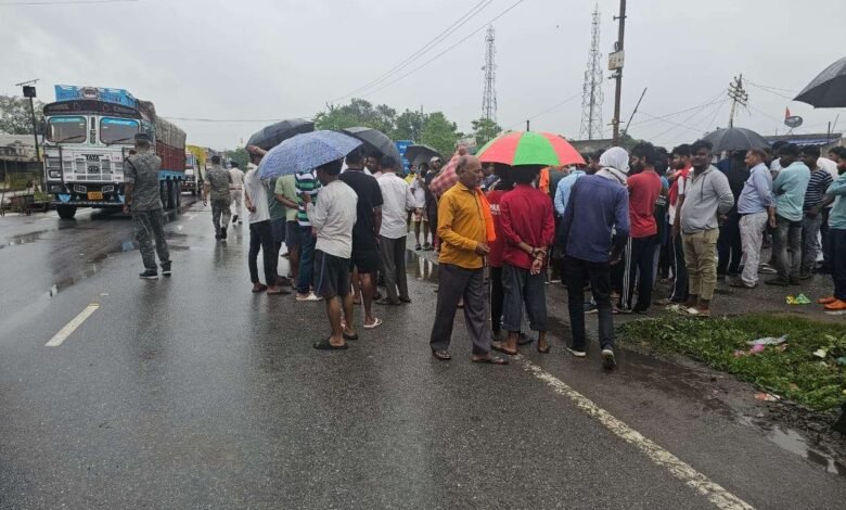 बोकारो के बियाडा चौक पर 40 वर्षीय अजय सिंह को ट्रक ने कुचल दिया। मौके पर मौत, स्थानीय लोगों ने NH जाम किया। ₹2 लाख मुआवजा पर बनी सहमति के बाद शव भेजा गया पोस्टमार्टम के लिए।