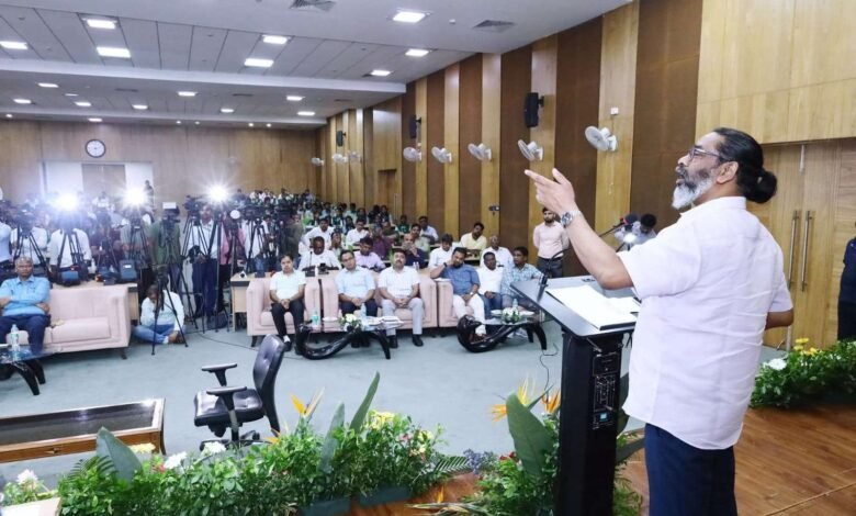 झारखंड सरकार और HCLTech के बीच समझौता, राज्य के 12वीं पास छात्रों को HCL TechBee प्रोग्राम के तहत मिलेगा तकनीकी प्रशिक्षण और रोजगार। मुख्यमंत्री ने छात्रों को गुरुजी क्रेडिट कार्ड योजना का लाभ लेने का आह्वान किया।