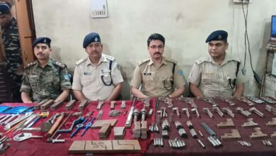 बोकारो के जरीडीह बाजार स्थित मैरिज हॉल में मिनी गन फैक्ट्री का खुलासा। बंगाल STF और झारखंड ATS की संयुक्त छापेमारी में दो आरोपी गिरफ्तार, हथियार बनाने की मशीनें और बीयर की खेप बरामद।