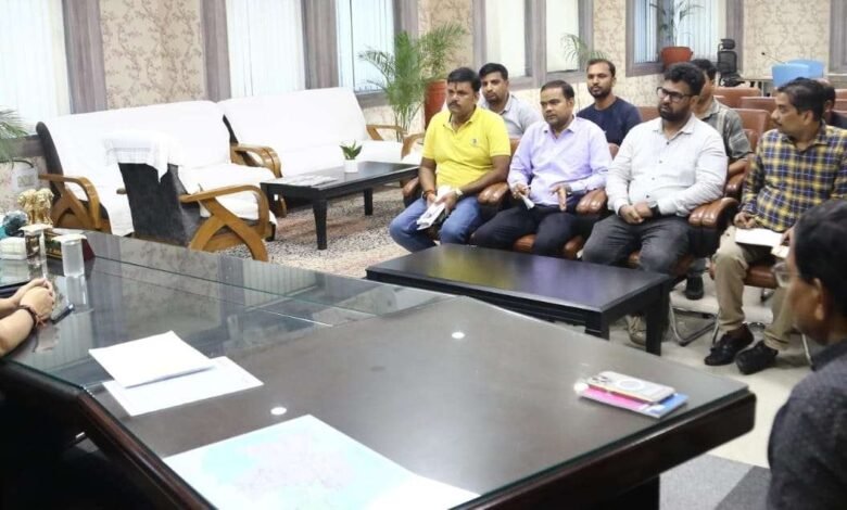पायुक्त अजय नाथ झा की पहल से जिले में 108 एंबुलेंस सेवा की हड़ताल समाप्त हुई। सेवाएं सुचारु रूप से शुरू, कर्मियों को समय पर मानदेय और समस्याओं के समाधान के निर्देश।