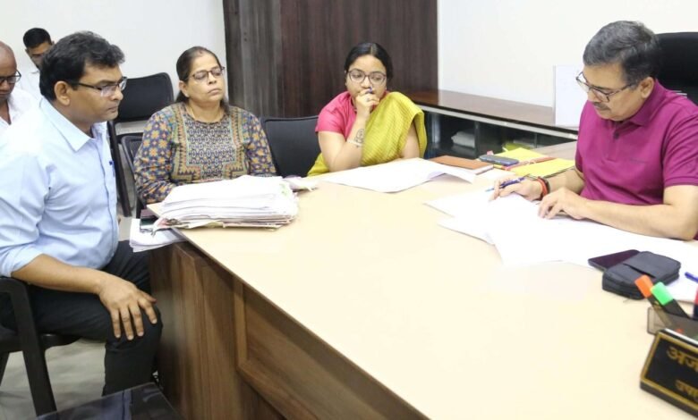 बोकारो जिला प्रशासन और बीएसएल प्रबंधन संयुक्त रूप से विस्थापित परिवारों को रोजगार और बुनियादी सुविधाएं उपलब्ध कराने के लिए अभियान चलाएंगे। उपायुक्त अजय नाथ झा की अध्यक्षता में हुई अहम बैठक।