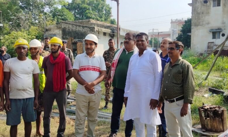 धनबाद सांसद श्री धुल्लू महतो ने कुसुम विहार स्थित रेडियो स्टेशन का निरीक्षण किया। 100 मीटर ऊँचा टावर बन रहा है जिससे 70 किलोमीटर तक FM सिग्नल मिलेगा।