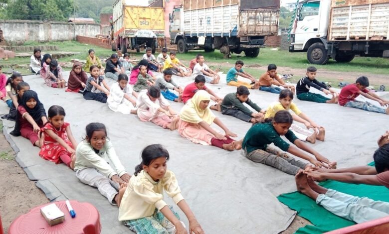 धनबाद के वासेपुर स्थित साथी फाउंडेशन में 11वां अंतर्राष्ट्रीय योग दिवस उत्साहपूर्वक मनाया गया। बच्चों ने योग की विभिन्न मुद्राएं प्रस्तुत कीं और स्वस्थ जीवन का संदेश दिया।