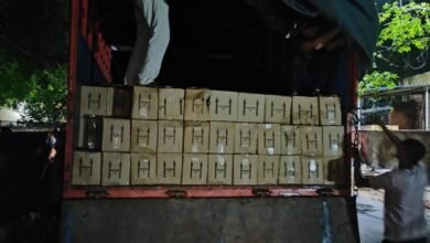 बोकारो जिला प्रशासन की बड़ी कार्रवाई में पिंड्राजोरा थाना क्षेत्र से 10,800 बोतलें अवैध अंग्रेजी शराब बरामद की गई। एक ट्रक चालक गिरफ्तार, जांच जारी।