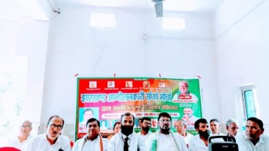 बोकारो के तुपकाडीह में झारखंड आंदोलनकारी संघर्ष मोर्चा द्वारा आयोजित सभा में आंदोलनकारियों के लिए सरकारी मान-सम्मान, रोजगार, पेंशन व स्वास्थ्य बीमा की मांग रखी गई।
