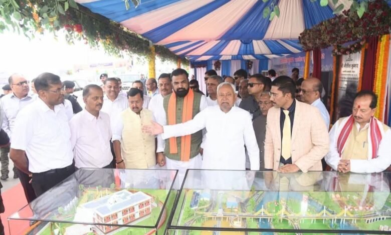 उप मुख्यमंत्री सम्राट चौधरी और विजय कुमार सिन्हा ने कच्ची दरगाह-बिदुपुर 6 लेन गंगा पुल की पटना-राघोपुर सम्पर्कता का किया लोकार्पण। यह पुल उत्तर और दक्षिण बिहार को जोड़ेगा, यातायात में आएगी तेजी।