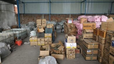 गोमिया थाना क्षेत्र में गांधीनगर थाना के साथ संयुक्त छापेमारी कर नकली शराब बनाने की सामग्री भारी मात्रा में बरामद की गई। गोदाम से खाली बोतल, स्टिकर समेत कई सामान जब्त।