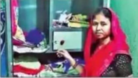 धनबाद के मुनीडीह बस्ती में शनिवार देर रात चोरी की वारदात में दो घरों से लाखों की नकदी और जेवरात चोरी, चोरों ने अन्य घरों को भी बनाया निशाना।