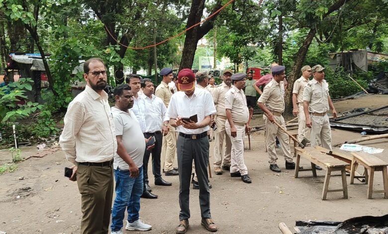बोकारो स्टील प्रबंधन ने अतिक्रमण हटाने का अभियान शुरू किया। नया मोड़ से माराफारी तक सड़क किनारे की जमीन से अतिक्रमण हटाकर कंपनी के बोर्ड लगाए गए।