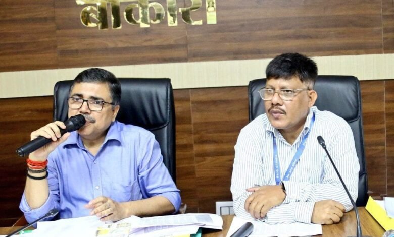 बोकारो उपायुक्त अजय नाथ झा ने DLCC और DLRC बैठक में बैंकों को शिक्षा ऋण, कृषि और महिला सशक्तिकरण योजनाओं को प्राथमिकता देने का निर्देश दिया। क्रेडिट रेशियो सुधारने की भी चेतावनी दी।