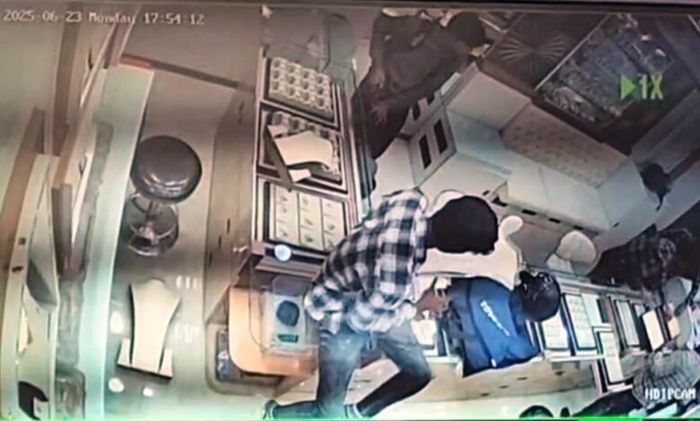 बोकारो में हुई ज्वेलरी लूट का बिहार STF ने 24 घंटे में किया खुलासा। छह आरोपी गिरफ्तार, लूटे गए गहने, नकदी और वाहन बरामद। जानें पूरी कार्रवाई।