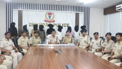 धनबाद पुलिस ने बड़ी वारदात को अंजाम देने की साजिश को नाकाम करते हुए 9 अपराधियों को गिरफ्तार किया है। उनके पास से अवैध हथियार, कारतूस, बाइक और मोबाइल बरामद किए गए हैं।