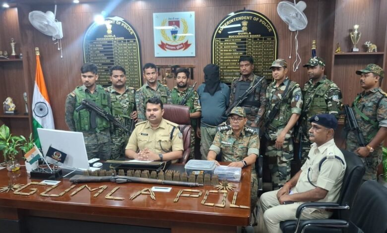 गुमला पुलिस ने झारखंड में सक्रिय प्रतिबंधित उग्रवादी संगठन JJMP के 5 लाख के इनामी सदस्य फिरोज अंसारी को 303 राइफल व भारी मात्रा में कारतूस के साथ गिरफ्तार किया।