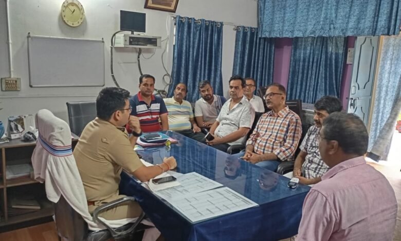 बोकारो चैंबर ऑफ कॉमर्स एंड इंडस्ट्रीज के प्रतिनिधिमंडल ने चास बाईपास रोड स्थित आस्था ज्वेलर्स में हुई डकैती को लेकर एसपी हरविंदर सिंह से मुलाकात की और अपराधियों की शीघ्र गिरफ्तारी की मांग की।