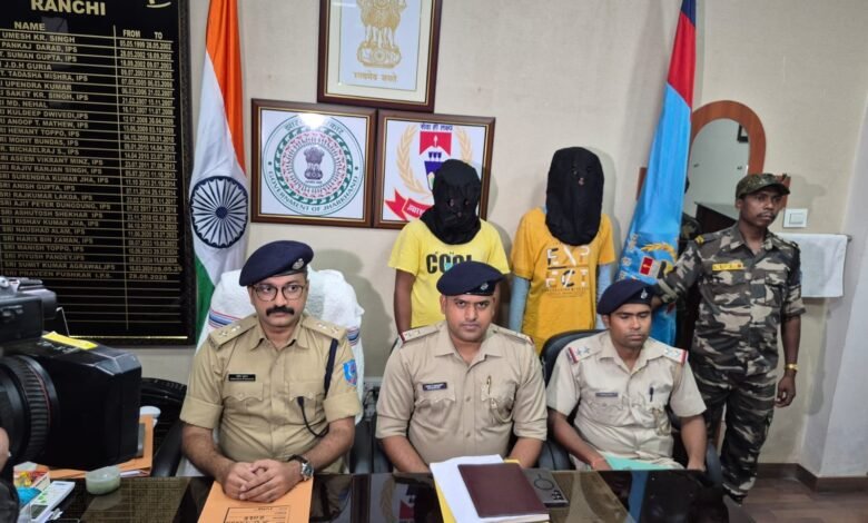 रांची जिले में पुलिस ने एक बड़ी कार्रवाई करते हुए अवैध हथियारों की तस्करी कर रहे दो युवकों को पकड़ा। स्कूटी से देशी पिस्तौल, मोबाइल और अन्य सामान जब्त।