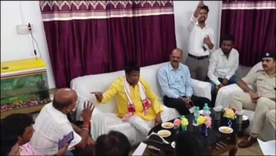 बाघमारा में सांसद ढुलू महतो ने त्रिपक्षीय वार्ता के दौरान हिलटॉप आउटसोर्सिंग कंपनी पर जताई नाराजगी। एसडीपीओ के सामने बिगड़ा माहौल, कंपनी ने छोड़ी बैठक।