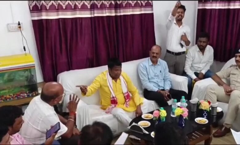 बाघमारा में सांसद ढुलू महतो ने त्रिपक्षीय वार्ता के दौरान हिलटॉप आउटसोर्सिंग कंपनी पर जताई नाराजगी। एसडीपीओ के सामने बिगड़ा माहौल, कंपनी ने छोड़ी बैठक।