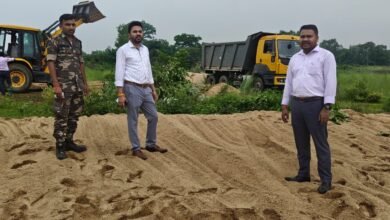 बोकारो जिले के चास मुफ्फसिल थाना क्षेत्र में बंद खदान के पास अवैध बालू भंडारण के विरुद्ध छापेमारी, 16,000 घनफीट बालू जब्त, प्राथमिकी दर्ज।
