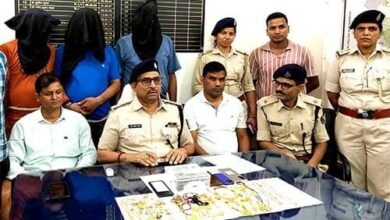 समस्तीपुर पुलिस और एसटीएफ ने बैंक ऑफ महाराष्ट्र डकैती मामले में मां-बेटी सहित पांच लोगों को गिरफ्तार किया। मामले में राष्ट्रीय राजनीतिक दल के अध्यक्ष की संलिप्तता की जांच जारी है।