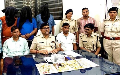 समस्तीपुर पुलिस और एसटीएफ ने बैंक ऑफ महाराष्ट्र डकैती मामले में मां-बेटी सहित पांच लोगों को गिरफ्तार किया। मामले में राष्ट्रीय राजनीतिक दल के अध्यक्ष की संलिप्तता की जांच जारी है।