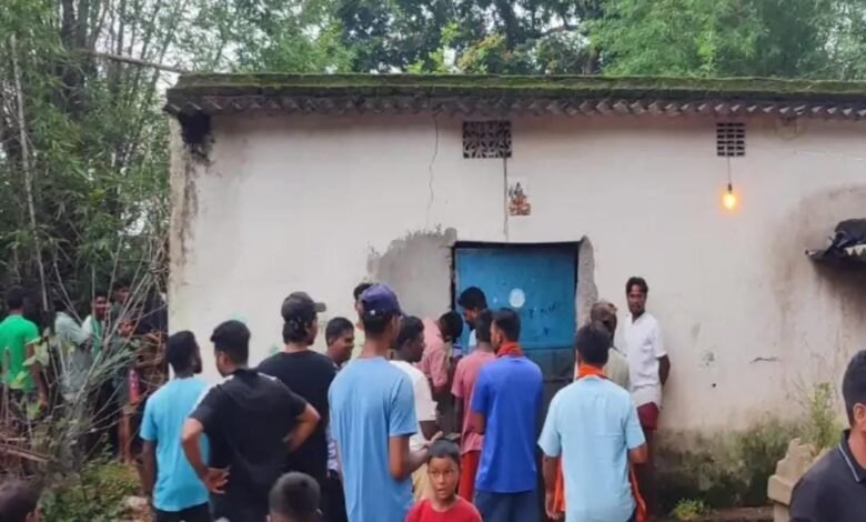 रांची के सिल्ली प्रखंड के कोचो गांव में एक घर के भीतर रॉयल बंगाल टाइगर घुस गया। प्रशासन ने सुरक्षा के मद्देनज़र इलाके में निषेधाज्ञा लागू की है।