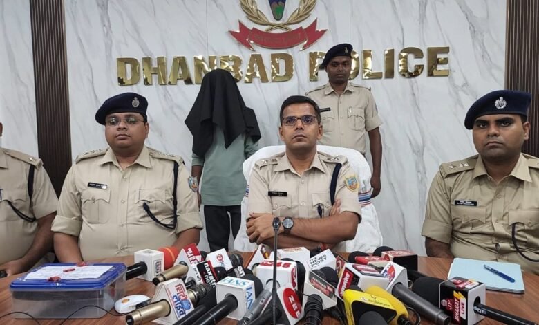 धनबाद पुलिस ने गुप्त सूचना के आधार पर सुदामडीह थाना क्षेत्र से एक अपराधकर्मी को हथियार के साथ गिरफ्तार किया। आरोपी फरवरी माह में हुई लूट की घटना में भी संलिप्त पाया गया।