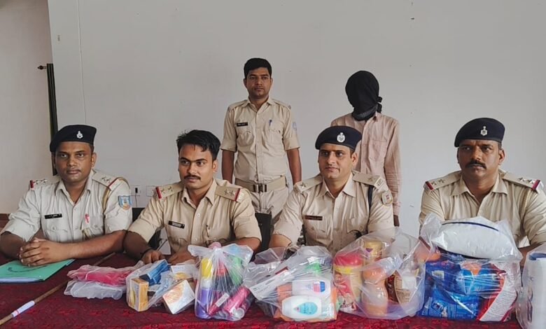 बोकारो के बालीडीह थाना क्षेत्र में राशन दुकान में सेंधमारी का मामला सामने आया है। पुलिस ने 24 घंटे में एक आरोपी को गिरफ्तार कर चोरी का सामान बरामद कर लिया है।