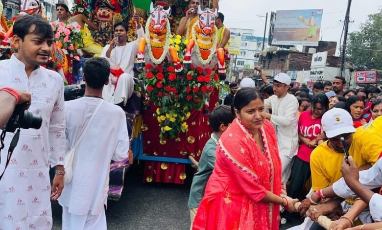 धनबाद इस्कॉन मंदिर स्टील गेट से निकली श्री जगन्नाथ रथयात्रा में श्रद्धालुओं ने उत्साहपूर्वक भाग लिया। भगवान श्री जगन्नाथ, बलभद्र और सुभद्रा जी की पूजा के बाद नगर भ्रमण किया गया।