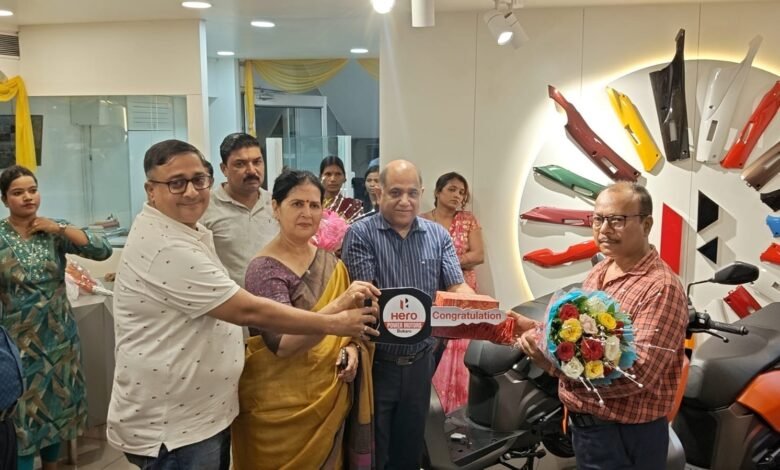हीरो मोटोकॉर्प ने बोकारो के पावर हीरो शोरूम में अपने तीन नए इलेक्ट्रिक VIDA स्कूटर मॉडल्स को लॉन्च किया। शानदार रेंज, रिमूवेबल बैटरी और स्मार्ट फीचर्स के साथ यह स्कूटर भविष्य की मोबिलिटी का प्रतीक है।