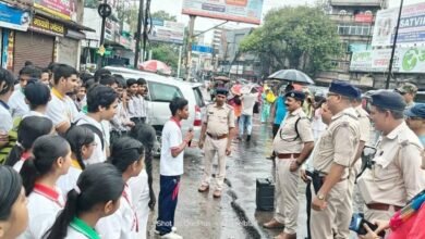 बैंक मोड़ थाना परिसर में पुलिस की पाठशाला अभियान के तहत स्कूली बच्चों को सड़क सुरक्षा और यातायात नियमों की जानकारी दी गई। सेफ्टी टिप्स से बच्चों में बढ़ी जागरूकता।