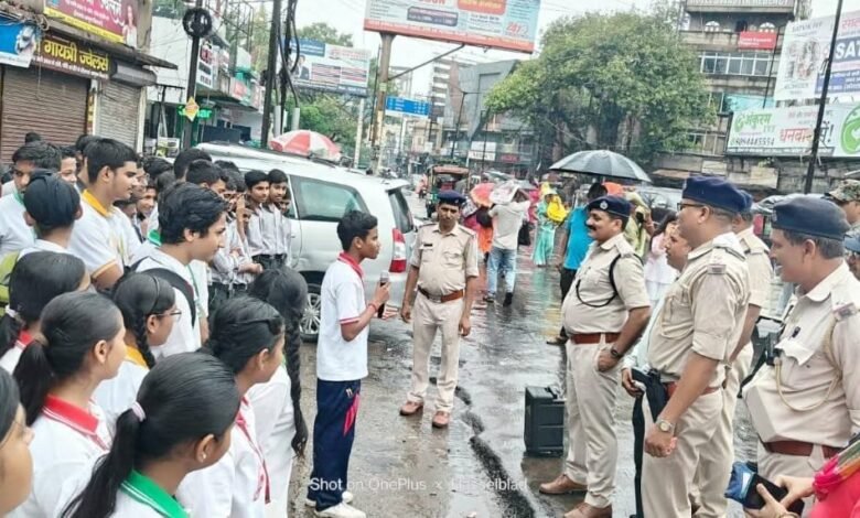 बैंक मोड़ थाना परिसर में पुलिस की पाठशाला अभियान के तहत स्कूली बच्चों को सड़क सुरक्षा और यातायात नियमों की जानकारी दी गई। सेफ्टी टिप्स से बच्चों में बढ़ी जागरूकता।