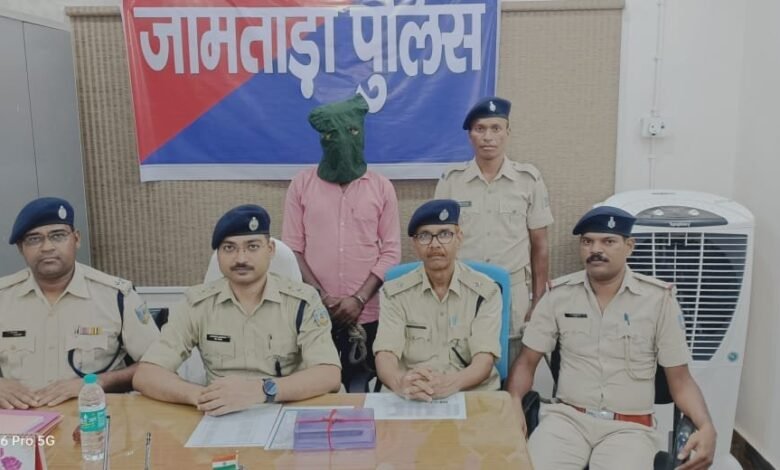 जामताड़ा पुलिस ने साइबर ठगी के एक बड़े नेटवर्क का खुलासा किया है। गुप्त सूचना के आधार पर की गई छापेमारी में एक साइबर अपराधी गिरफ्तार, मोबाइल और सिम कार्ड बरामद।