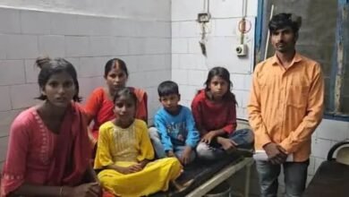 गिरिडीह जिले के घाघरा गांव में जंगली मशरूम खाने से एक ही परिवार के छह लोग फूड पॉइजनिंग का शिकार हो गए। सभी को गंभीर हालत में सदर अस्पताल में भर्ती कराया गया है।