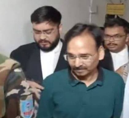 राँची शराब घोटाले में कारोबारी सिद्धार्थ सिंघानिया के बयान ने मचाई सनसनी। उन्होंने दावा किया कि तत्कालीन उत्पाद सचिव विनय चौबे को 50 करोड़ की घूस दी गई।